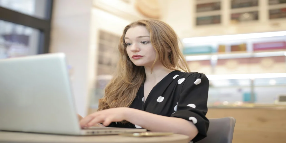 Welche Anforderungen gelten für barrierefreie Websites gemäß WCAG und Gesetzen?